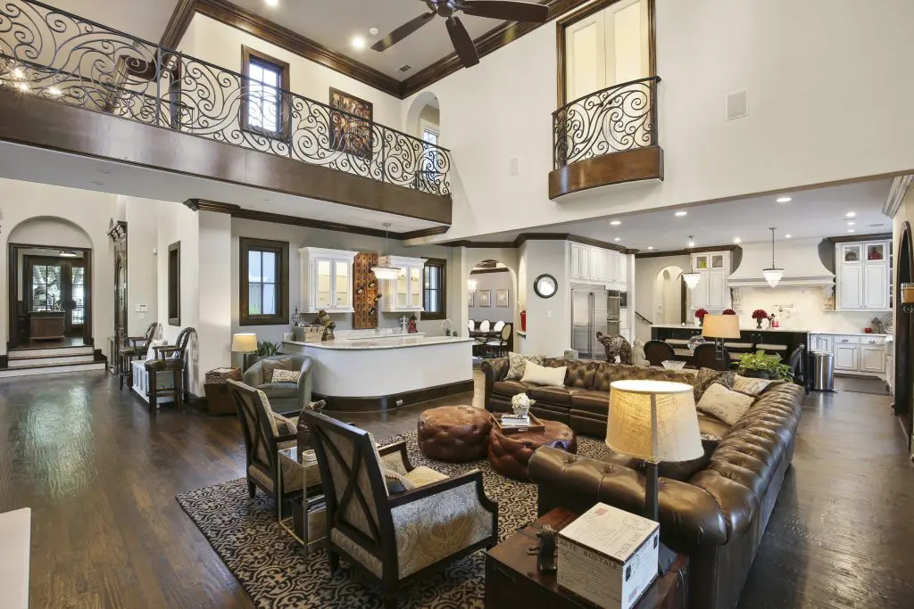 5122 Horseshoe Trail is the type of house that any hostess would love.