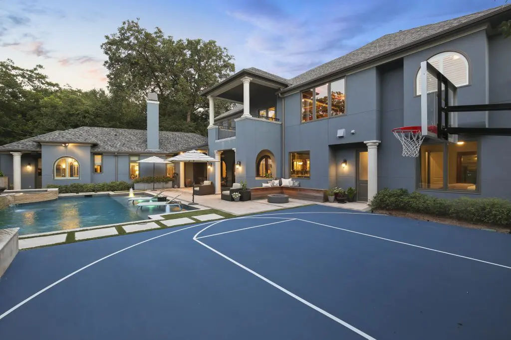 Have a budding Steph Curry in your family? 5122 Horseshoe Trail comes with its own basketball court.