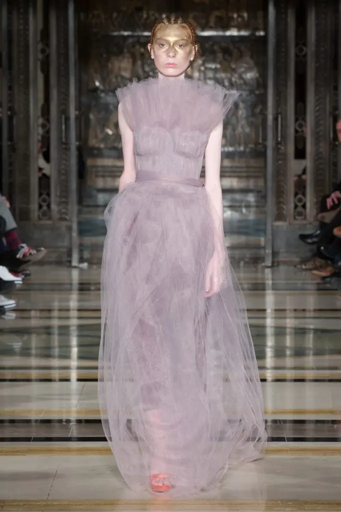 A feminine and diaphanous look.