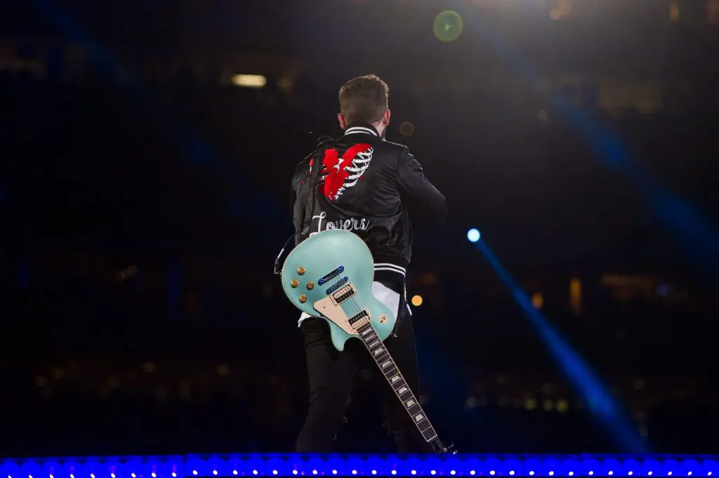 Thomas Rhett rocked an eye-catching black jacket.