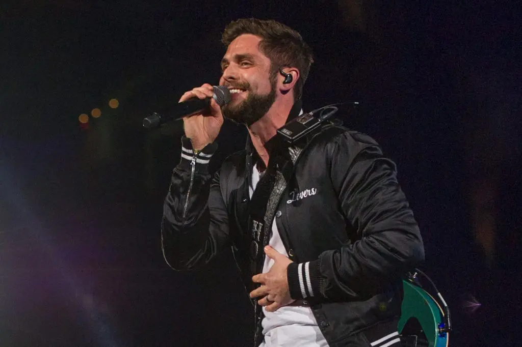 Thomas Rhett is a friendly flirt — and a Houston Rodeo crowd loved every minute of it.