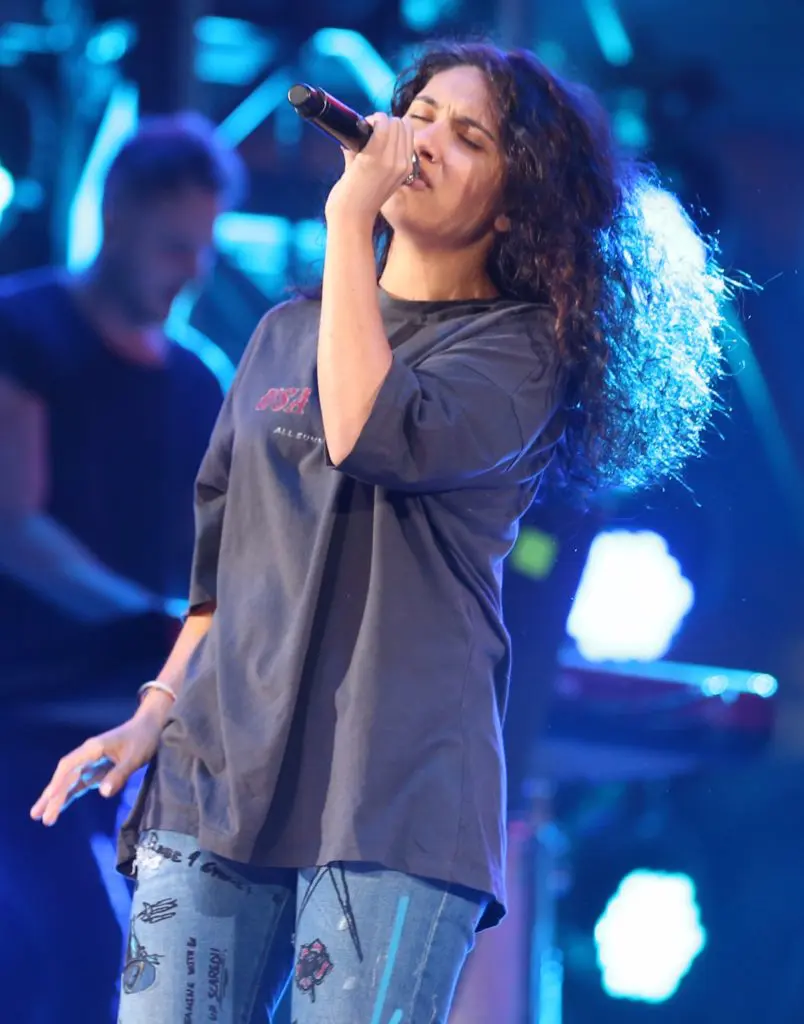 Alessia Cara Shuns the Diva Life at Houston Rodeo, Shows Pop Stars Don’t Have To Be Full of Themselves: Powerful Songs and an Oversized T-Shirt Say Plenty