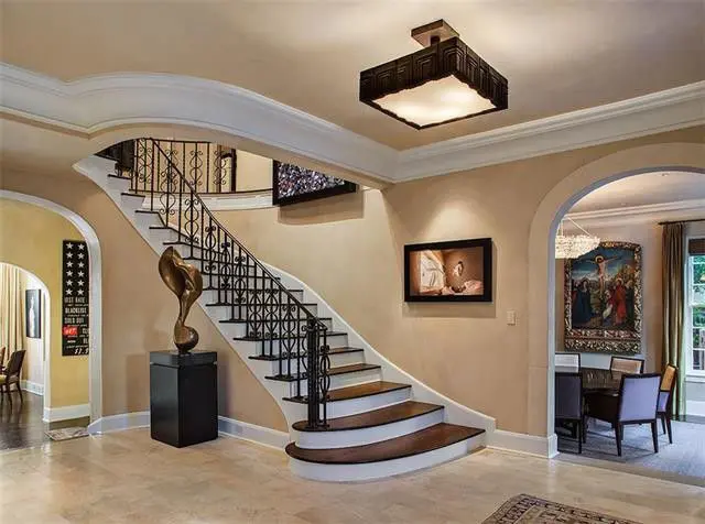 This sweeping staircase is a classic. 