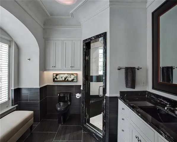 The black accents make a modern splash. 