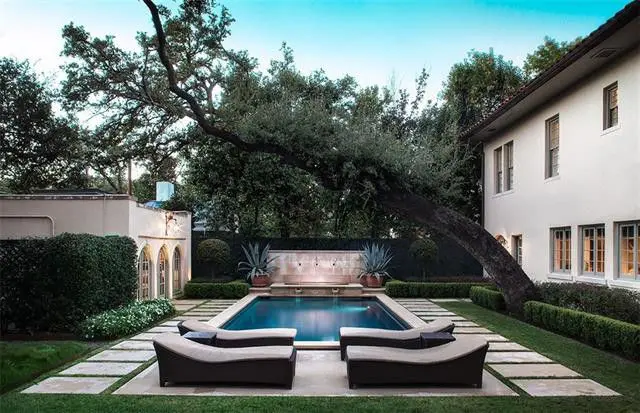 The pool has a relaxing fountain. 