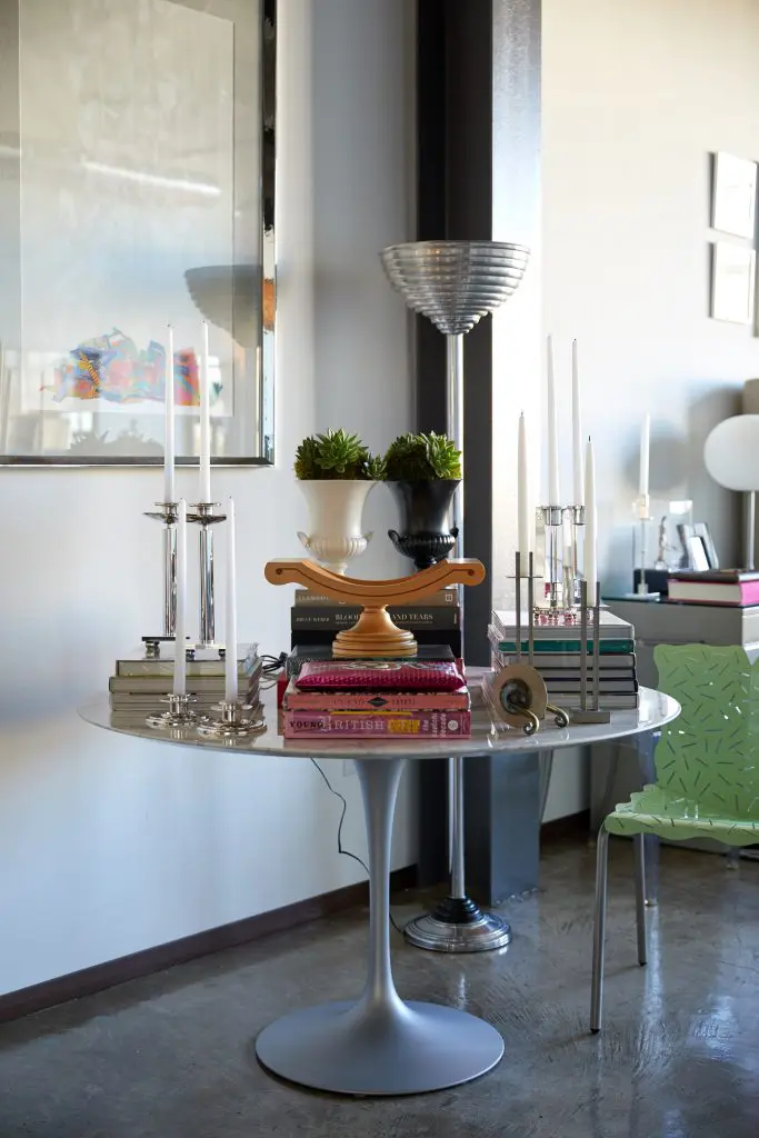 Saarinen dining table from Centro Modern Furnishings, St. Louis. Richard Schultz Cafe Collection chair for Knoll, 1998, from Dulce. Vintage Swid Powell candlesticks, circa 1980s. Pair of Wedgwood urns. David Linley Sycamore fruit bowl, circa 1990s. Aluminum torchière, circa 1930s.