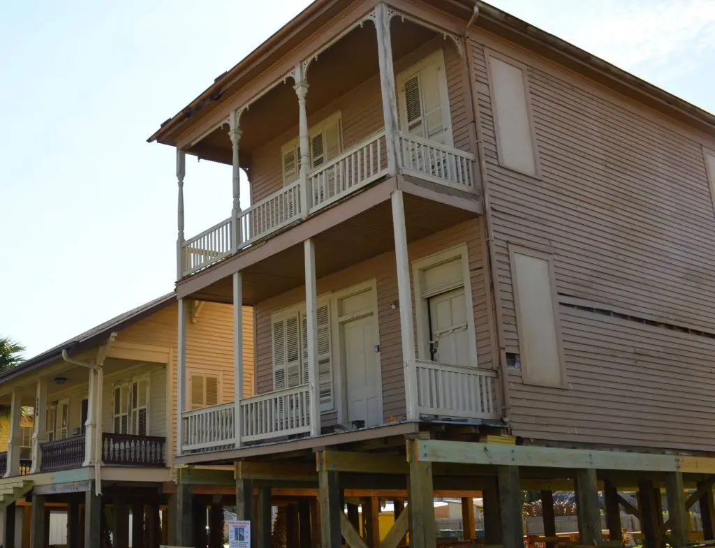 The 1905 Benjamin Dolson Tenant House is a Southern townhouse with a double gallery. 