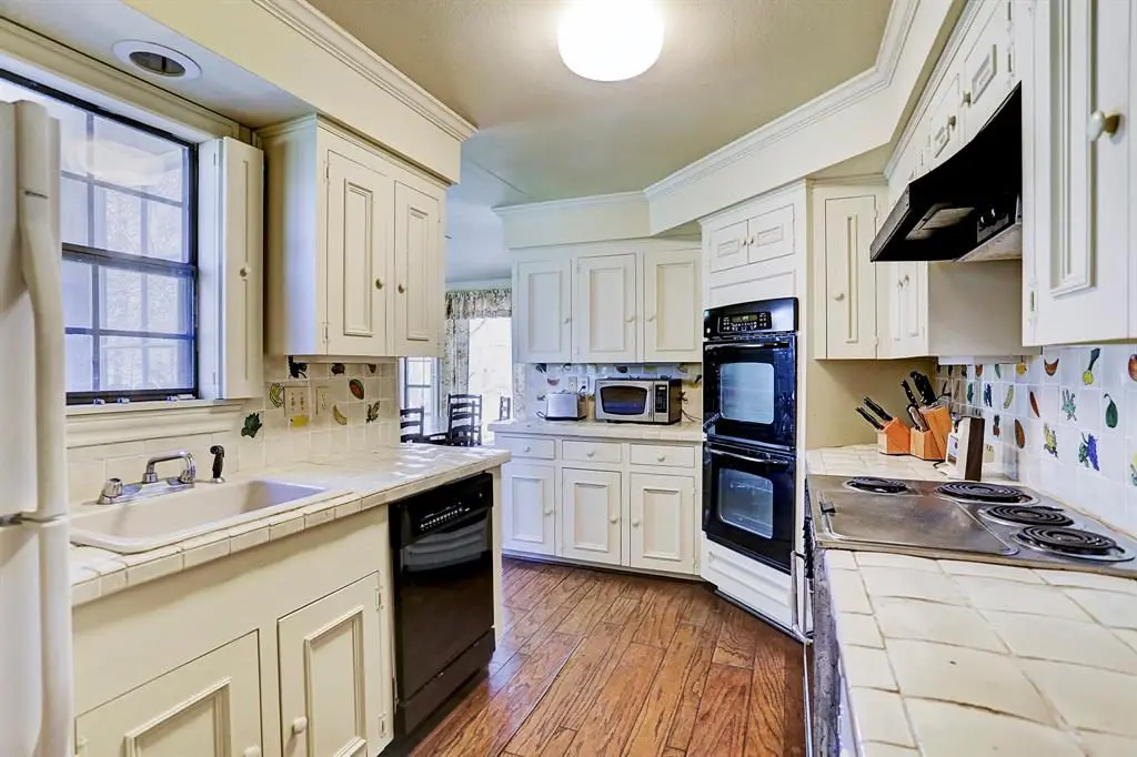 Meals made in the country kitchen can be enjoyed anywhere, from the dining room to the sun room or even the party pavilion. 