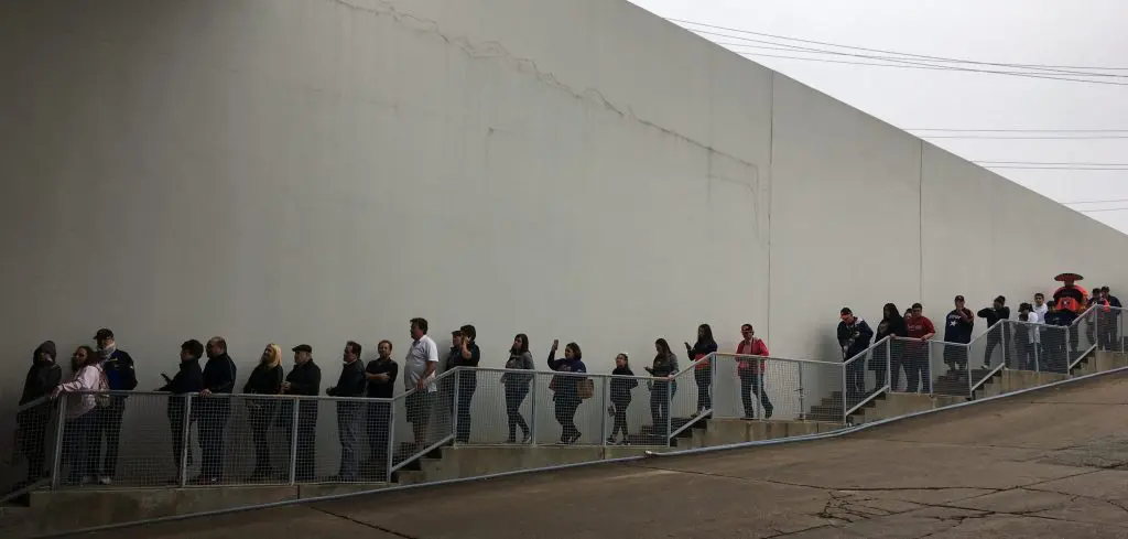 Hour after hour, the people kept on coming. 