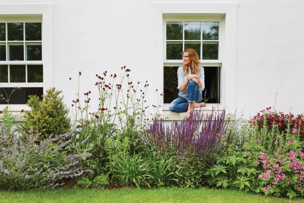 Hicks in a window at America Farm (Photo Miguel Flores-Vianna)