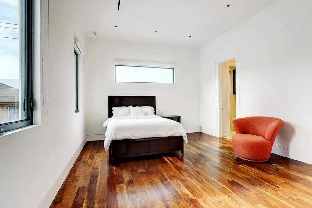 All bedrooms have en suite bathrooms and walk-in closets. 