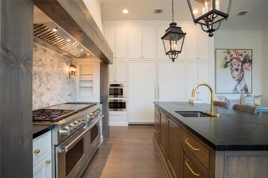 The kitchen is any cook's dream, with three burners and a double griddle. 