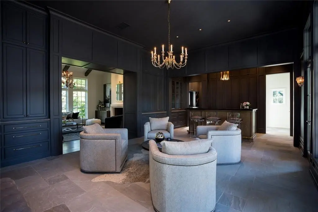 Versailles pattern sandstone floors and an authentic Murano glass chandelier are the perfect touches for the lounge. 