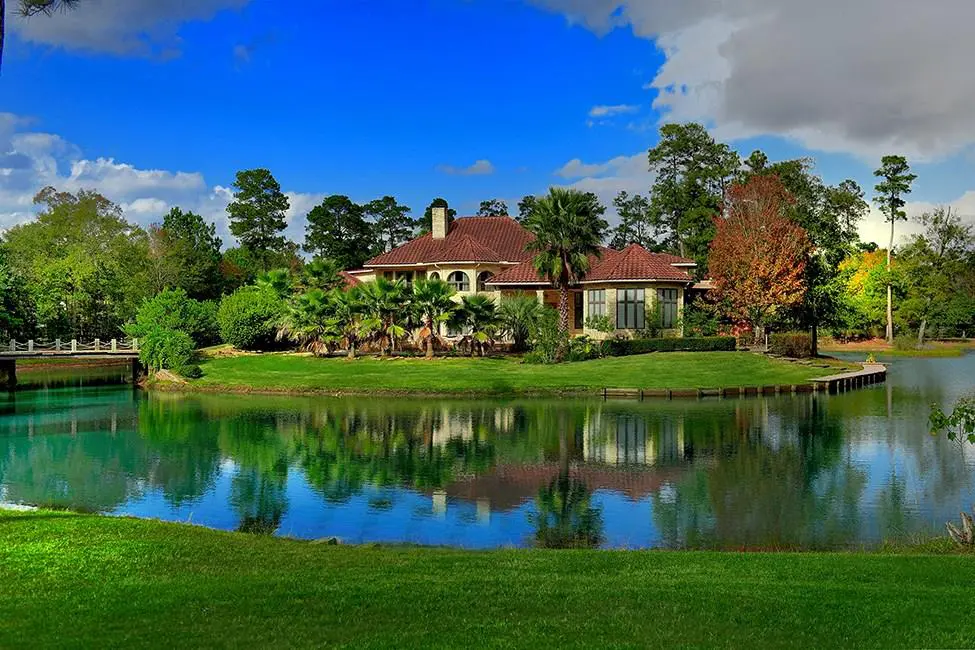 This Magnolia house is in its own little world. 