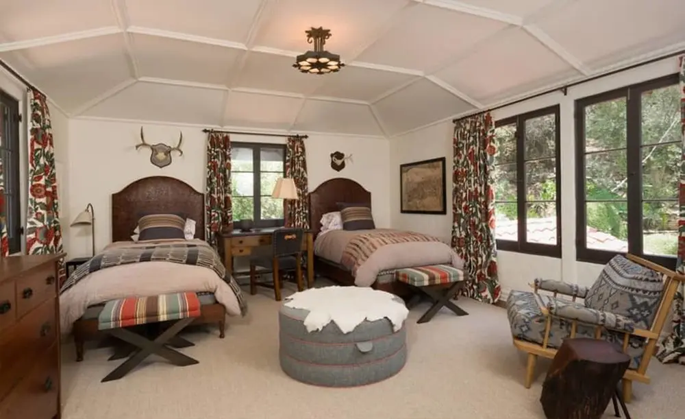 The second en suite bedroom can fit any size of bed. 