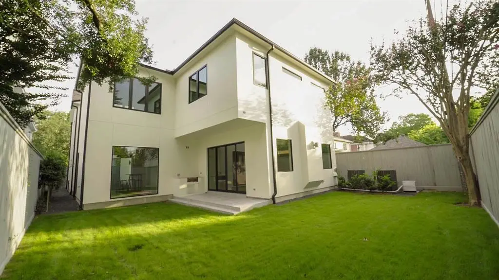 The stunning side courtyard at 4138 Villanova brings major appeal. 