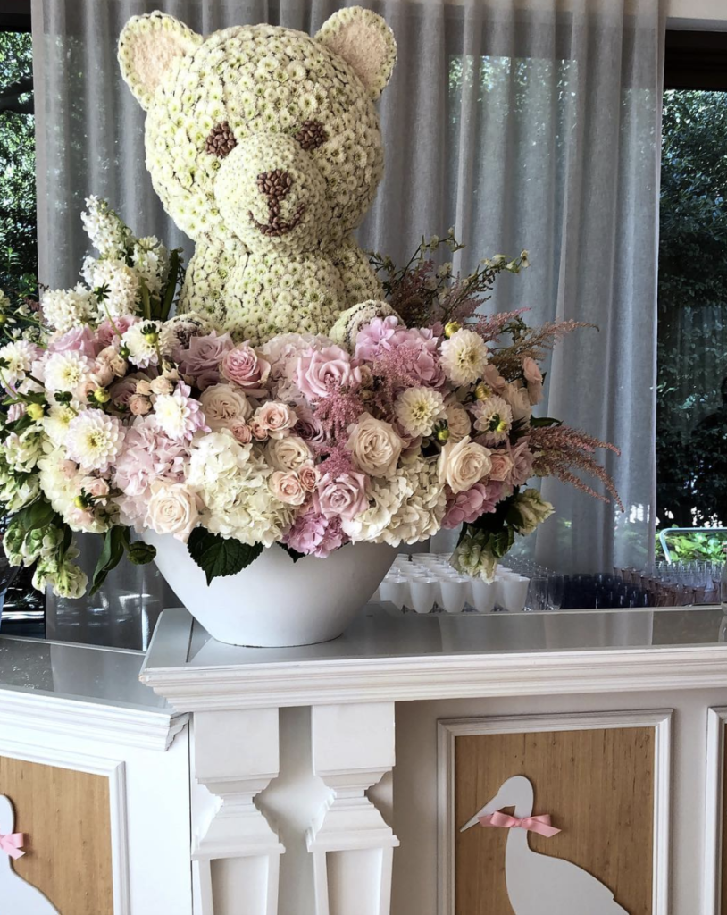 The extraordinary floral arrangements pushed this baby shower to a new level. (@toddevents).