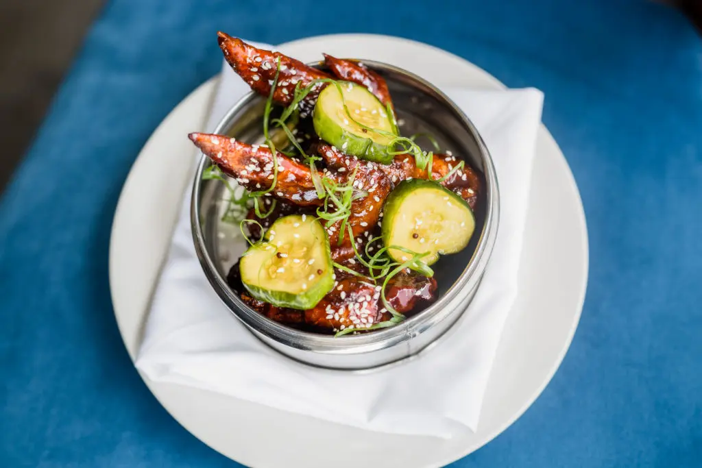 Spicy chicken wings with pickles