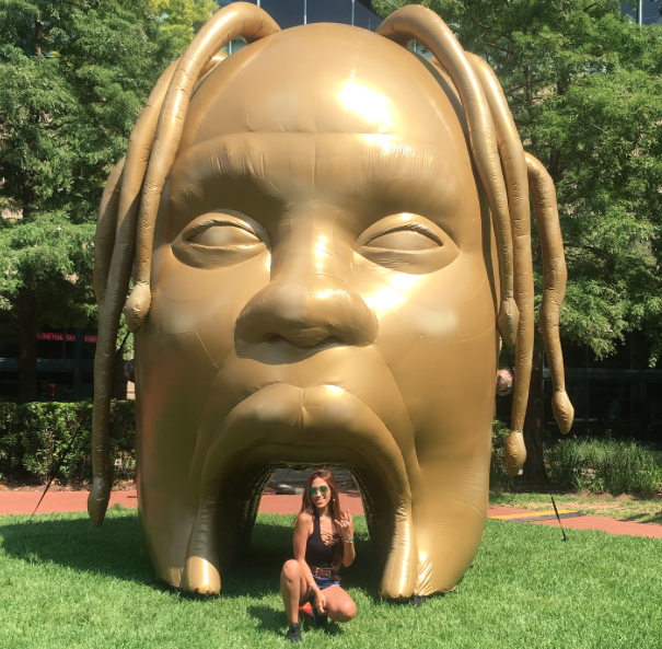 People couldn't resist snapping pics  with Travis Scott's gold head. (@glamdollsteph)