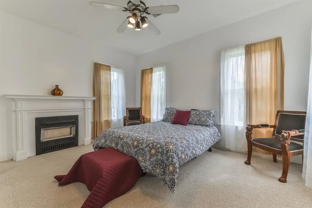 Beyoncé's house has three bedrooms. 