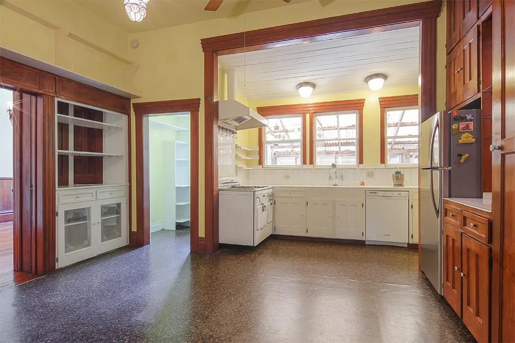 The kitchen offers a vintage stove. 