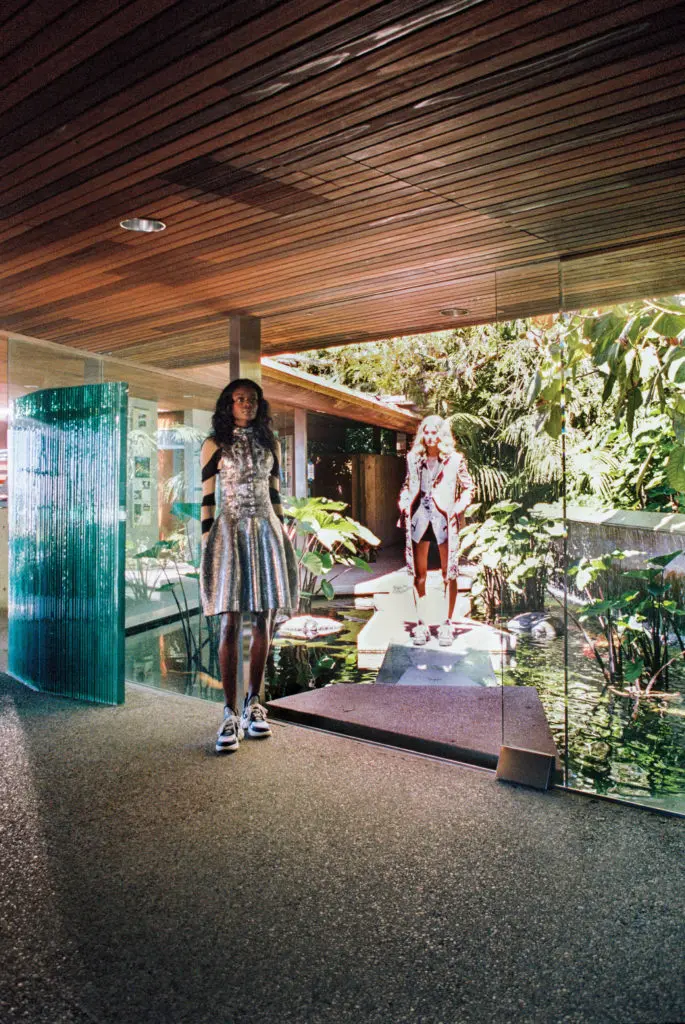 Many elements contributed to the indoor-outdoor feel.  (Photo by Enmi Yang )