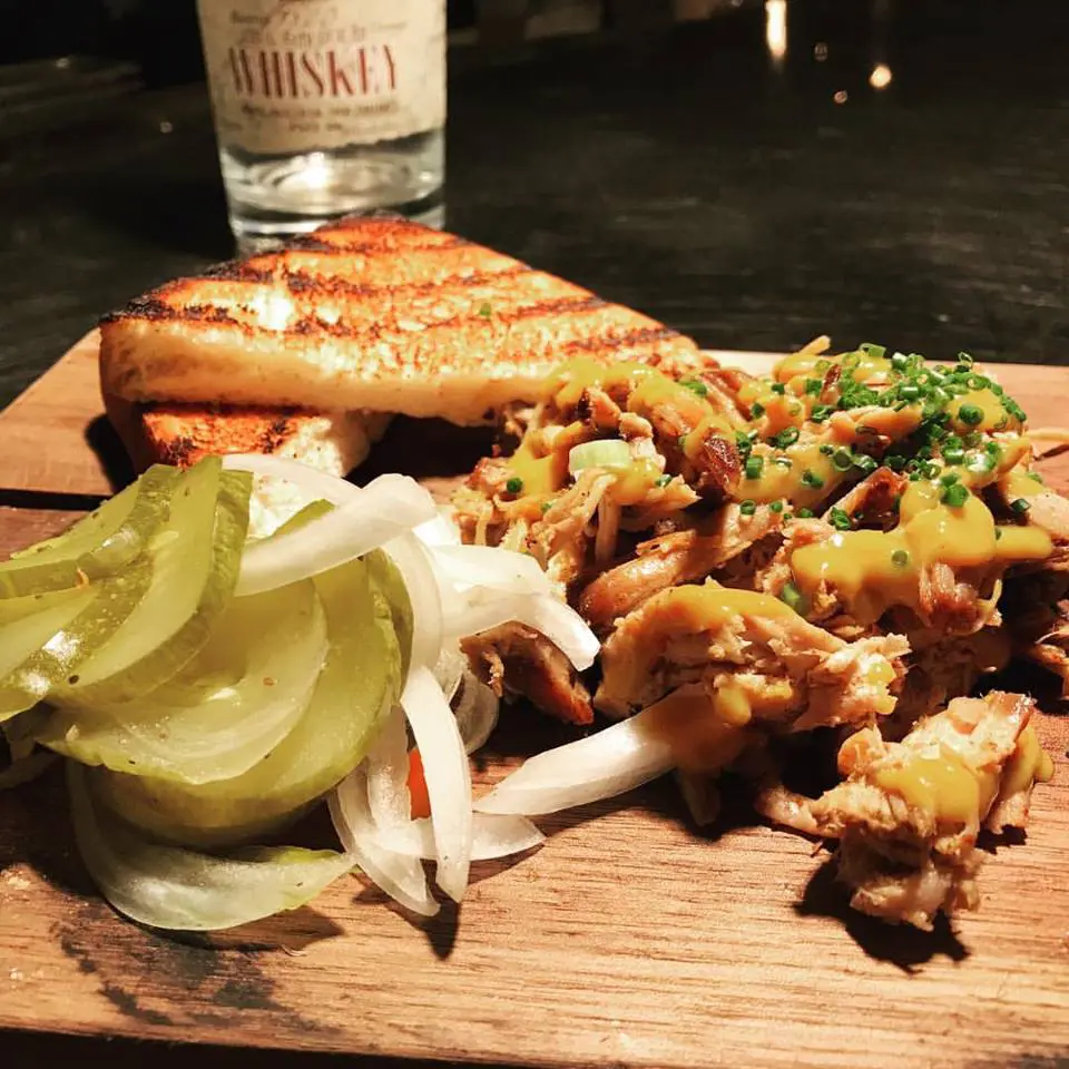 This is a mighty pulled pork platter. 