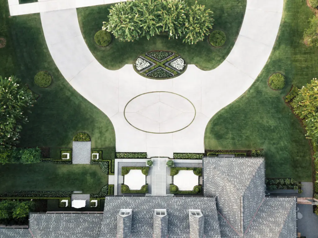Lanson B. Jones & Co. turned a River Oaks backyard into a European garden wonderland. h(©www.kellidurham.com)