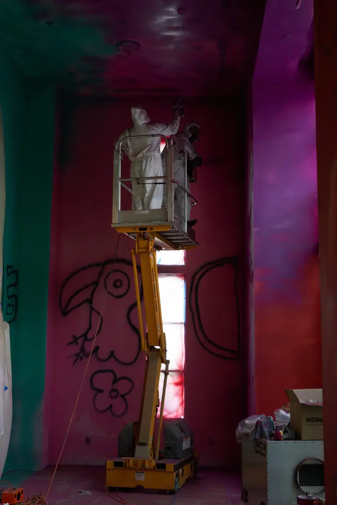 Katherine Bernhardt works on her immersive installation at No Aloha cafe. (Photo by Katy Shayne.)