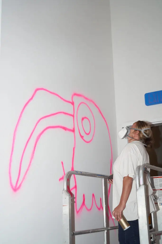 Katherine Bernhardt works on her immersive installation at No Aloha cafe. (Photo by Katy Shayne.)