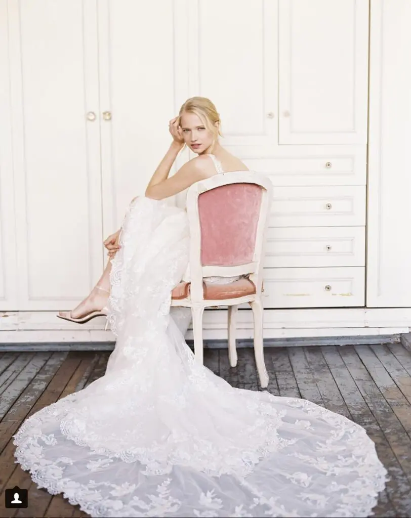 Who doesn't want a daily dose of wedding joy and inspiration? (@overthemoon)