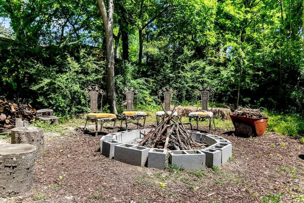 This Dallas getaway may seem pretty rustic, but it's got modern amenities out the wazoo. 