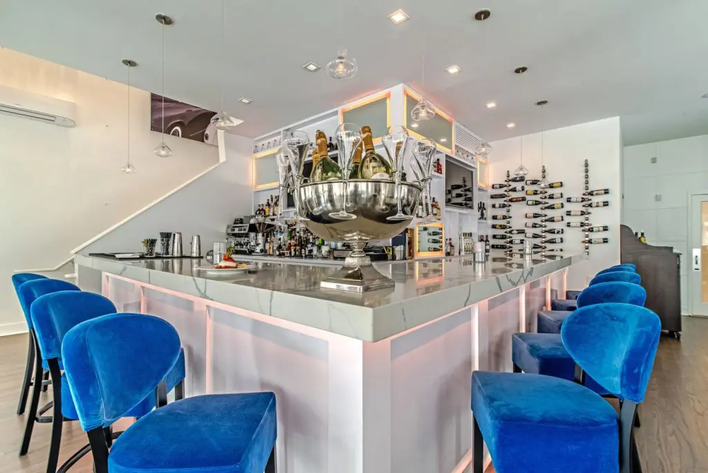 La Villa Saint-Tropez has a sleek and sexy atmosphere. 