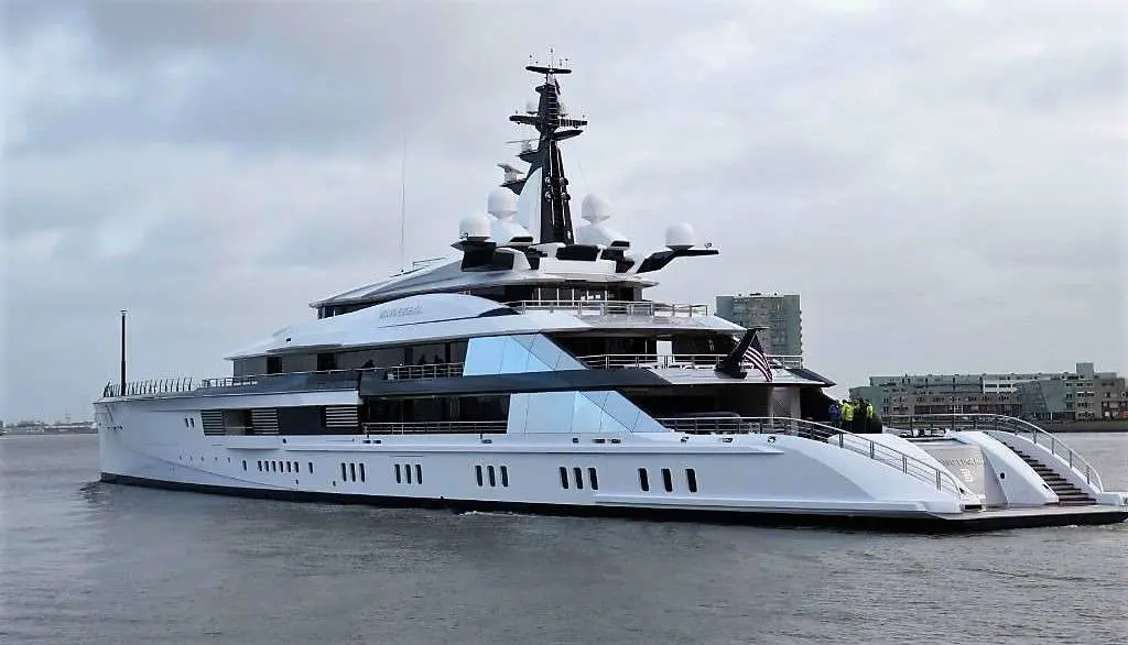 Jerry Jones’ Mega Yacht Party is the Greatest Super Bowl Flex Ever