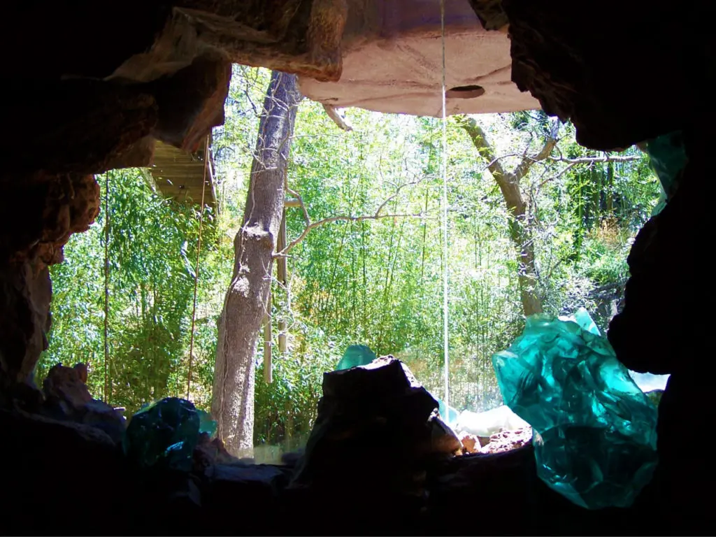 In the Bavinger House, the use of glass cullets, chunks from the glass-making process, added drama.