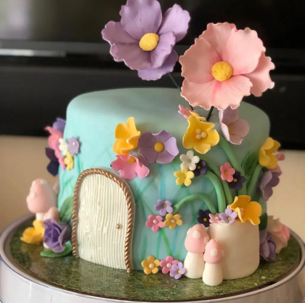 Custom-made cakes can be ordered at the bakery.