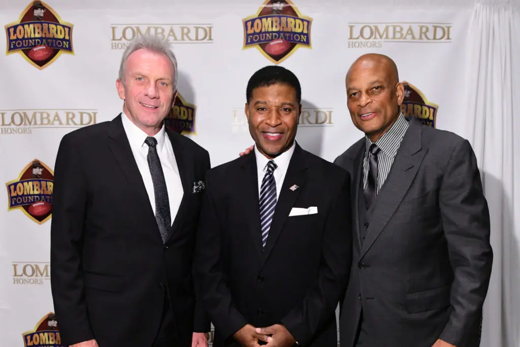 Joe Montana and Ronnie Lott Enjoy Their Houston Trophy Night — Hanging at the Lombardi Awards