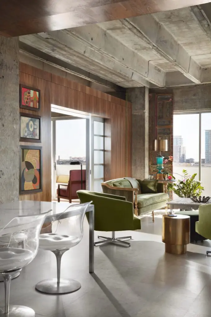 Artist Pam Nelson's apartment was architect George Dahl's former studio. Bentley Tibbs did the interior design. (Photo by Lisa Petrole.)