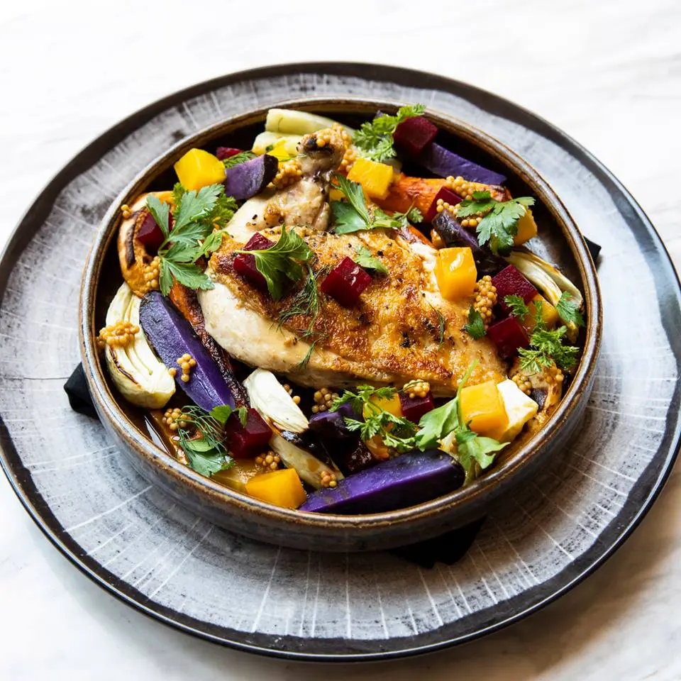 Tris boasts a casual, business-centric lunch service and an upscale, intimate dinner service. 