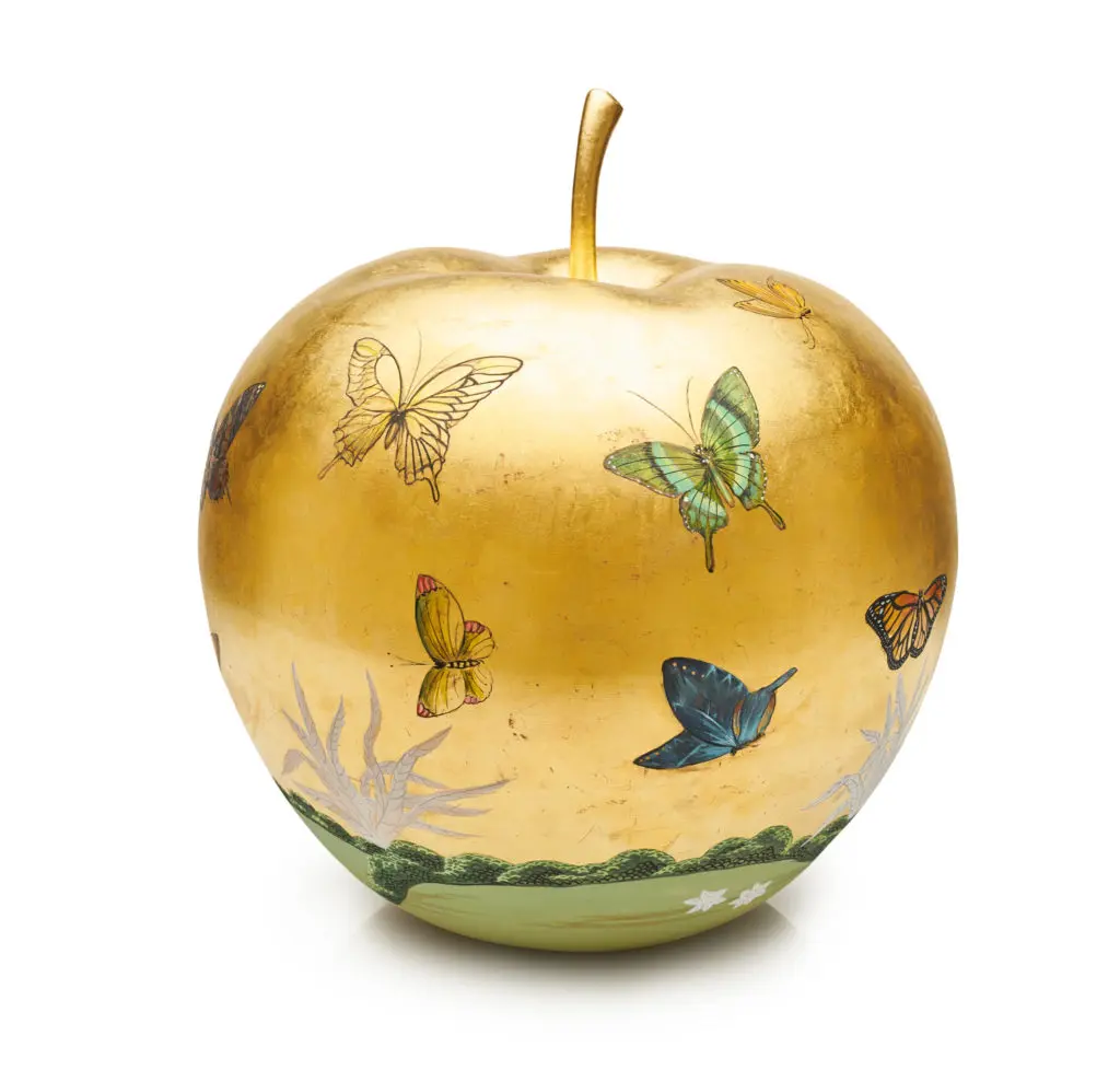Gracie wallpaper applied 24K gold leaf before delicately hand-painting a scene of butterflies. 