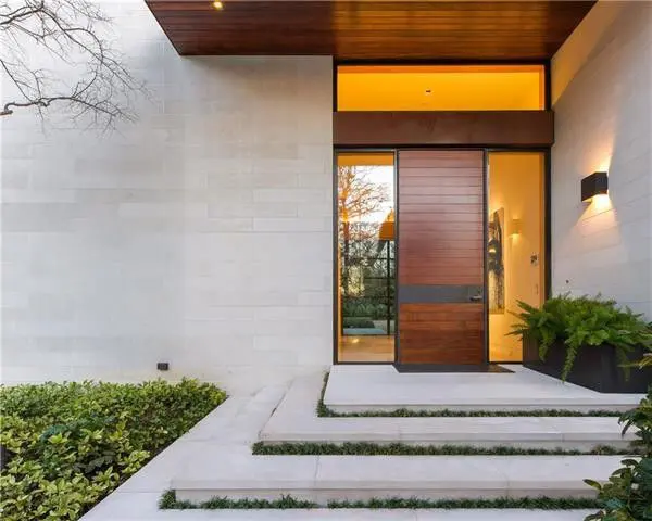 The exquisite Cottonwood limestone walls add a breathtaking element. 