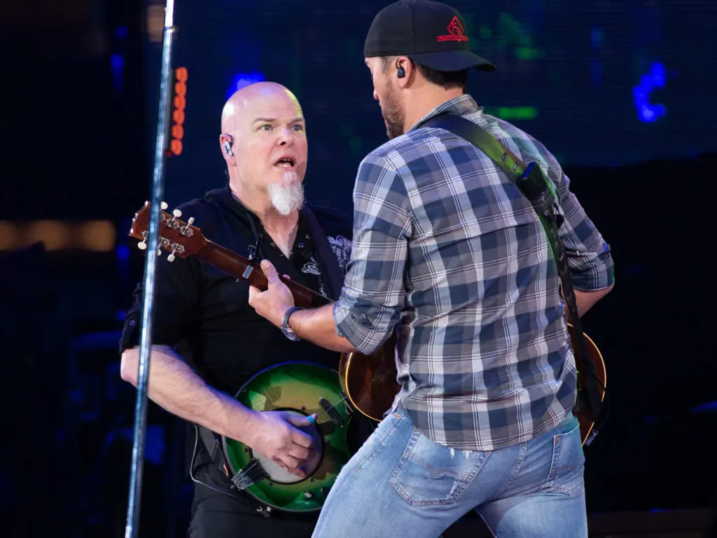 Luke Bryan knows how to shimmy — with serious style. (Photo by F. Carter Smith )