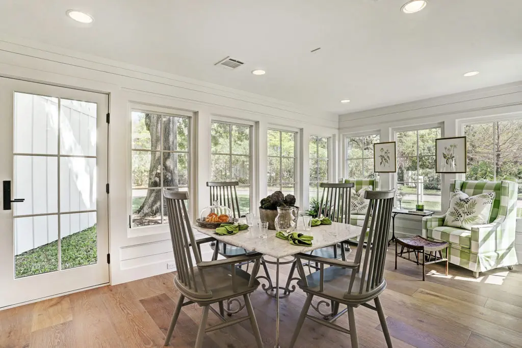 The sunny breakfast room with beautiful cross-lighting.