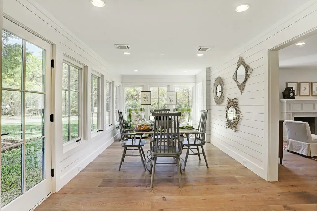 The sunny breakfast room with beautiful cross-lighting.