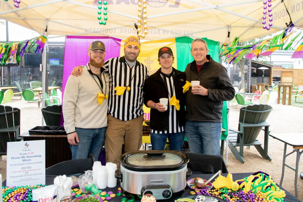Tin Roof Brewery cooks at the Casa de Esperanza Young Professional's chili cookoff at Kirby Ice House. (Photo by Meredith Flaherty Photography)