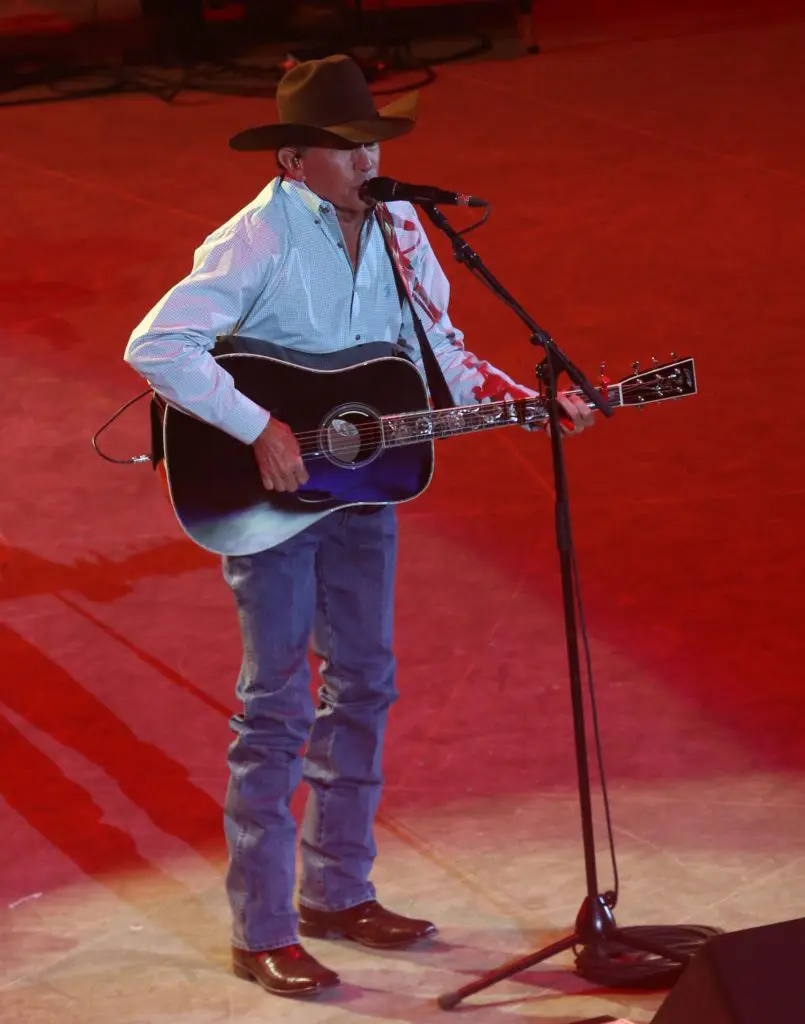 George Strait shattered the attendance record. 