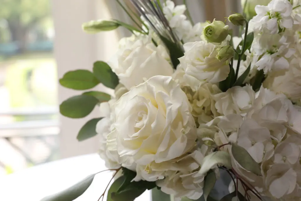 Beautiful roses at the PARTNERS luncheon benefiting the Cizik School of Nursing at UTHealth. (Photo by Priscilla Dickson)
