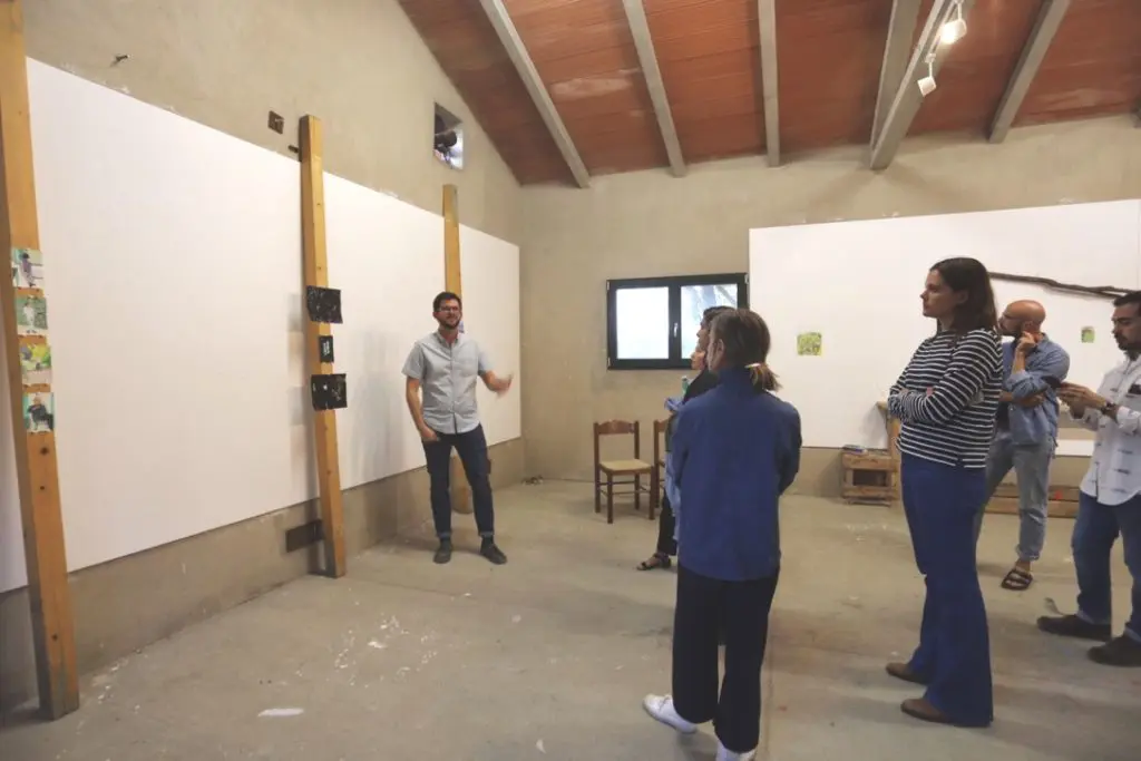 Bradley Kerl discusses his work during open studios at Villa Lena. (Photo by Mike HJ Chang)