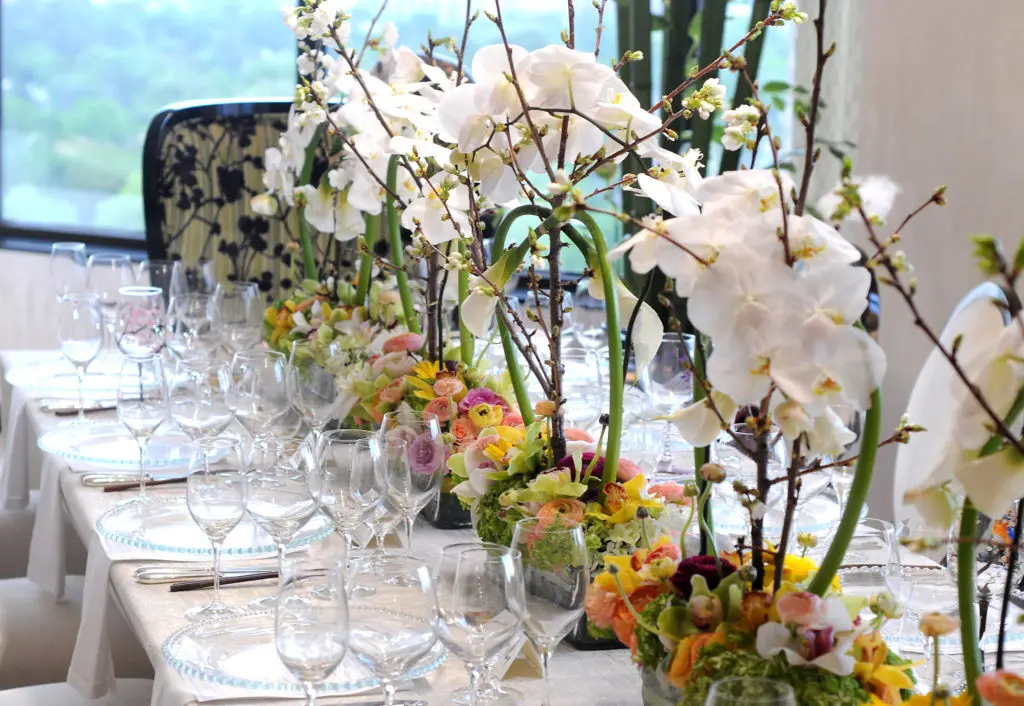 Table decor from Flowers by Nino at the KNOWAutism dinner. (Photo by Dave Rossman)