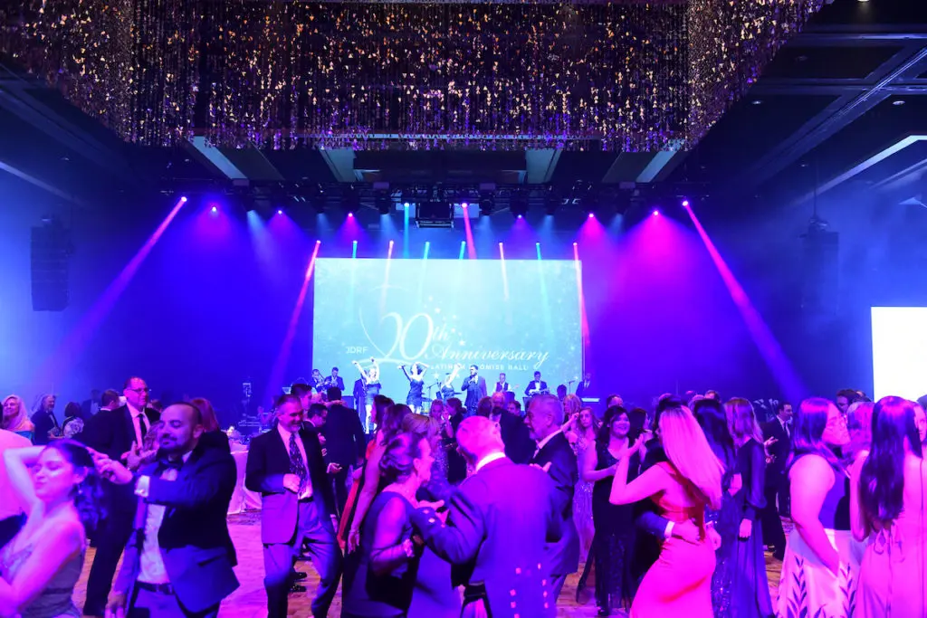 The crowd goes wild for Professor D at the 20th anniversary Houston JDRF Promise Ball in 2019. (Photo by Daniel Ortiz)